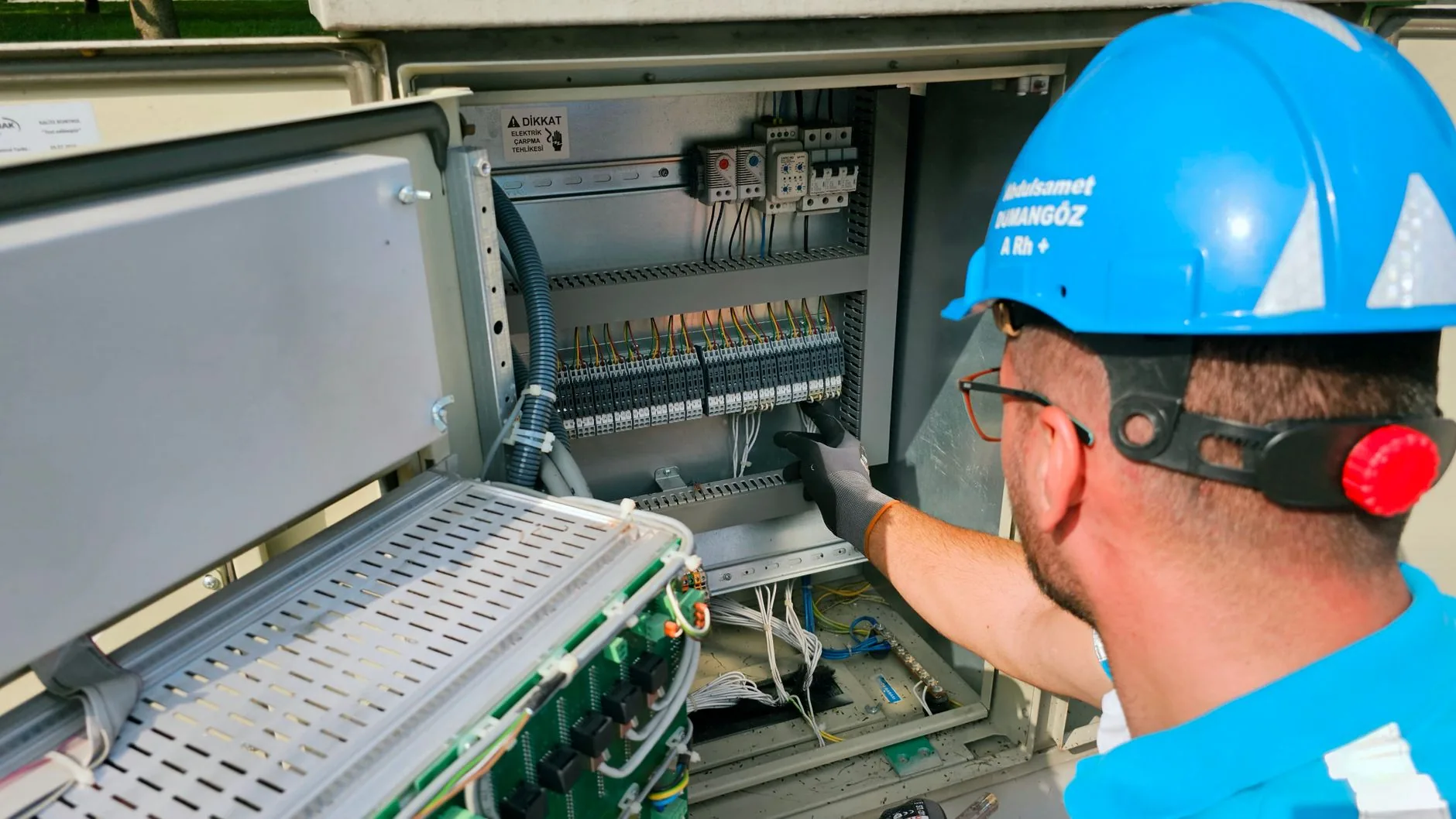 Electricista instalando un cuadro eléctrico